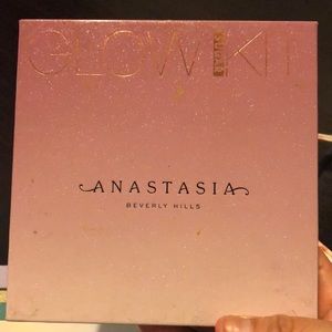 Anastasia Beverly Hills glow kit!